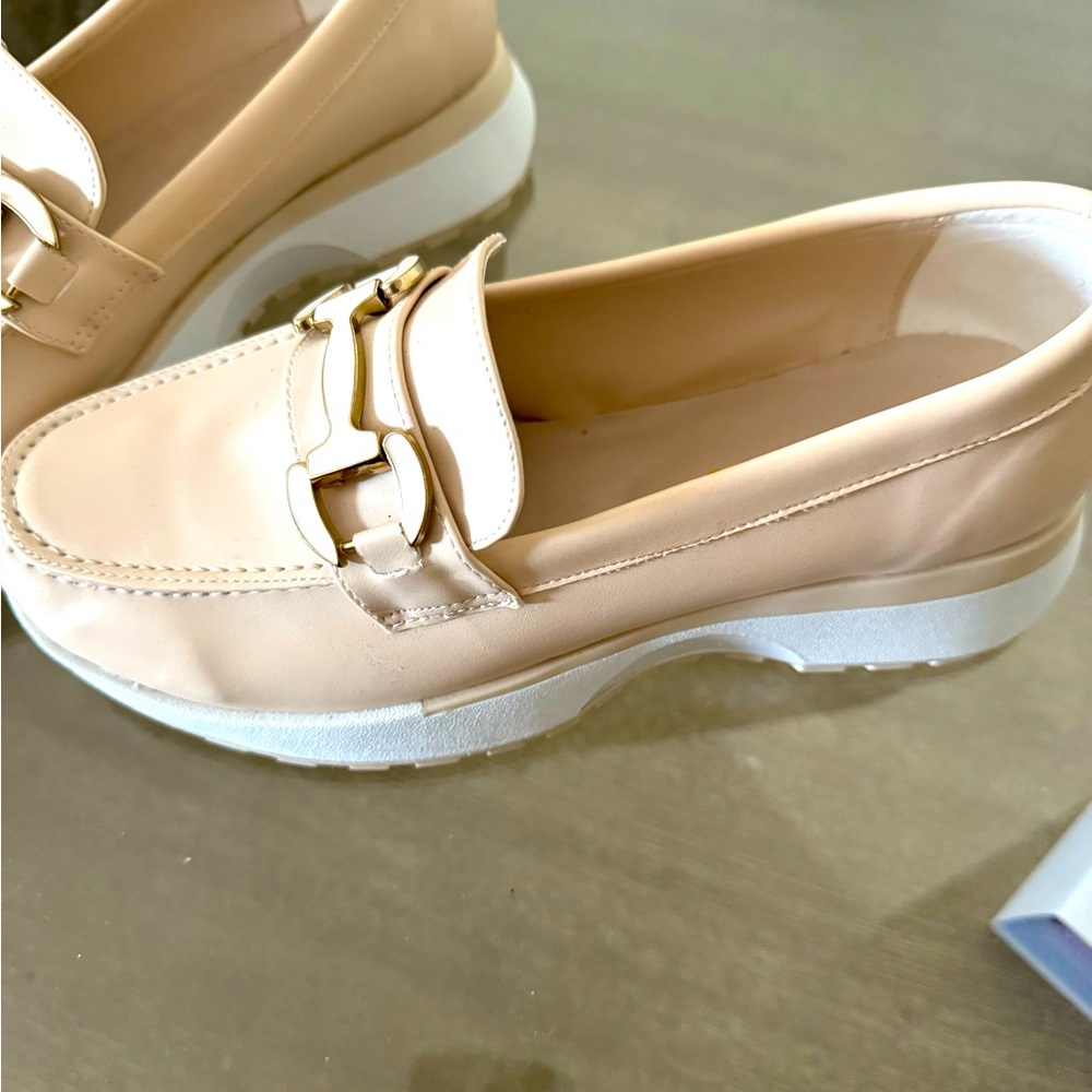 Women shoes in nude color that matches every outfit!